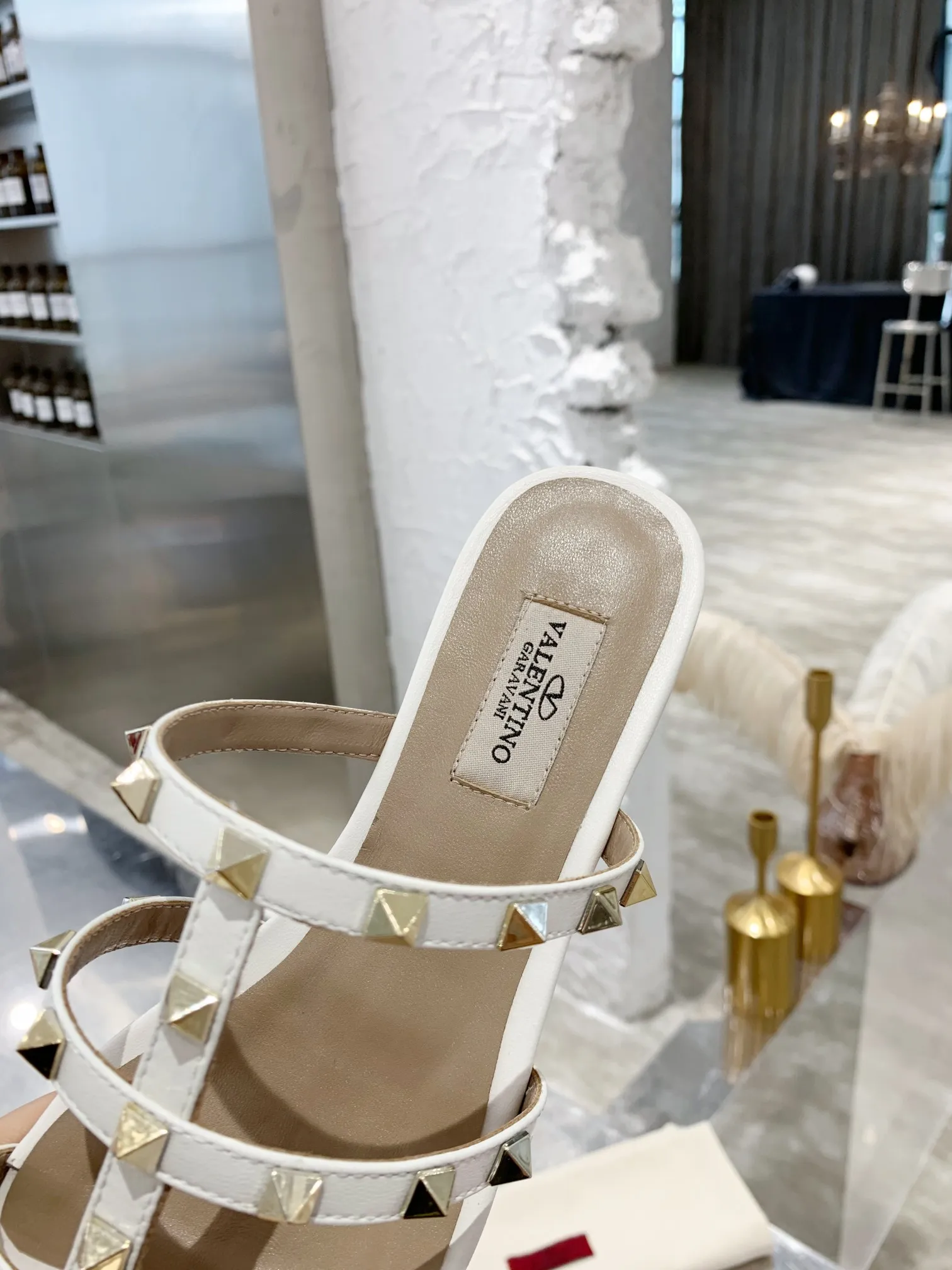 👟👟Ex-factory price👟👟Ex-factory price 380👟👟 Women's shoes Women's clothing Valentino studded classic sandals ✔️Mixed-breed sheepskin upper ✔️Mixed-breed sheepskin lining and foot pads ✔️Italian cowhide outsole with clear texture consistent with the counter ✔️Code number 35-40 (34, 41, can be customized and will not be returned or exchanged)
